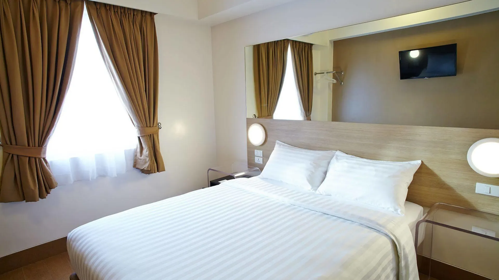 Red Planet Manila Malate Mabini Hotel